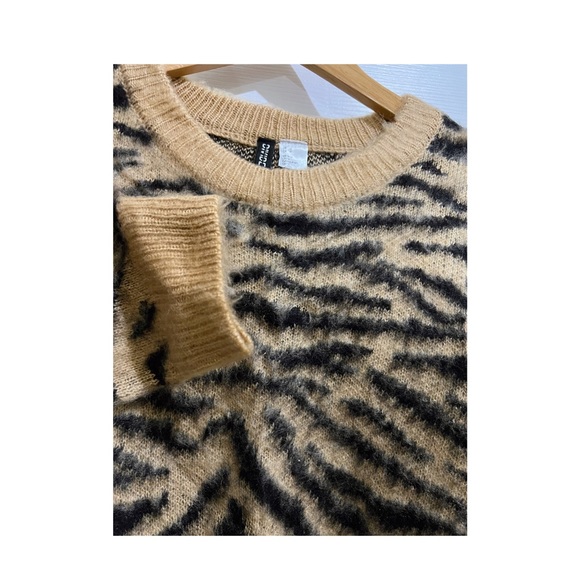 H&M zebra print crewneck sweater - Picture 4 of 6